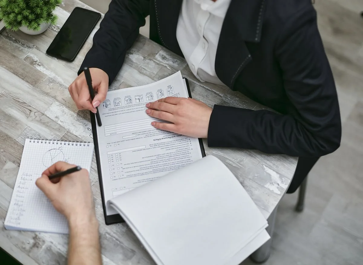 Examen de documents autour d’un bureau, photographie d’illustration