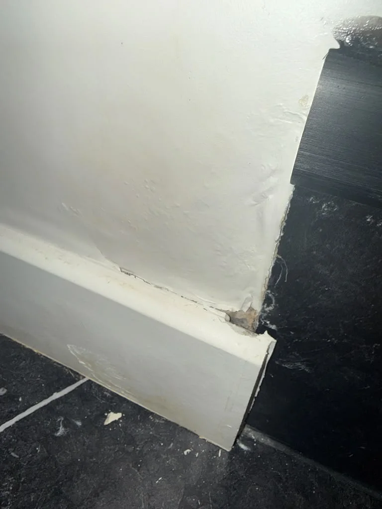 Traces d’humidité sur un mur, photographiées lors d’une intervention